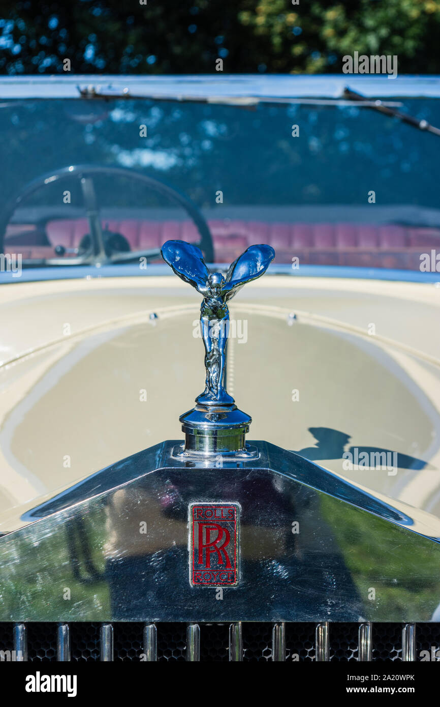 Eine Detailansicht eines Rolls Royce Motorhaube emblem Geist der Ekstase in die Classic Car Bereich der2019 Frome Käse zeigen Stockfoto