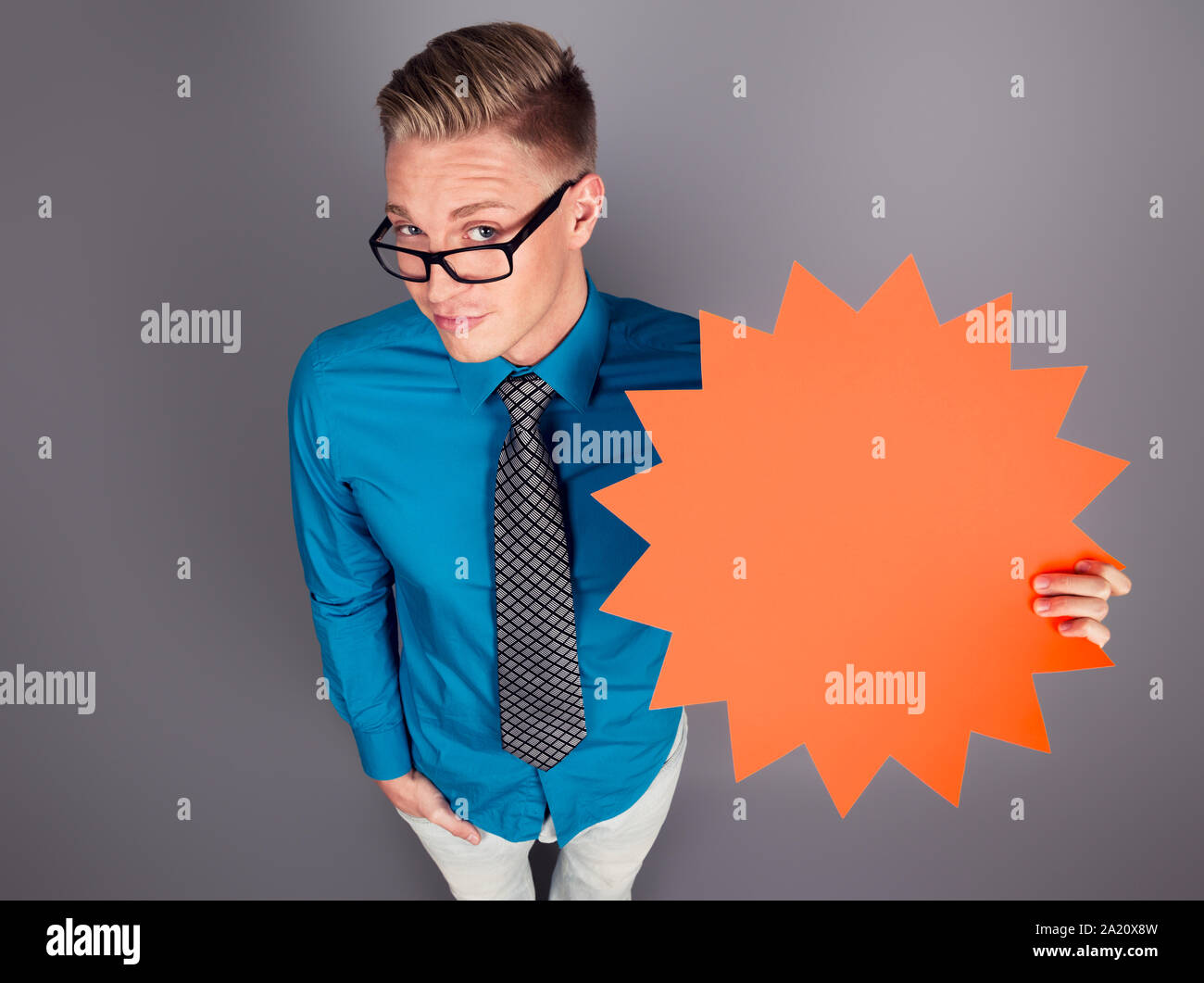 Verkäufer Holding leer Zeichen mit Platz für Werbung. Stockfoto