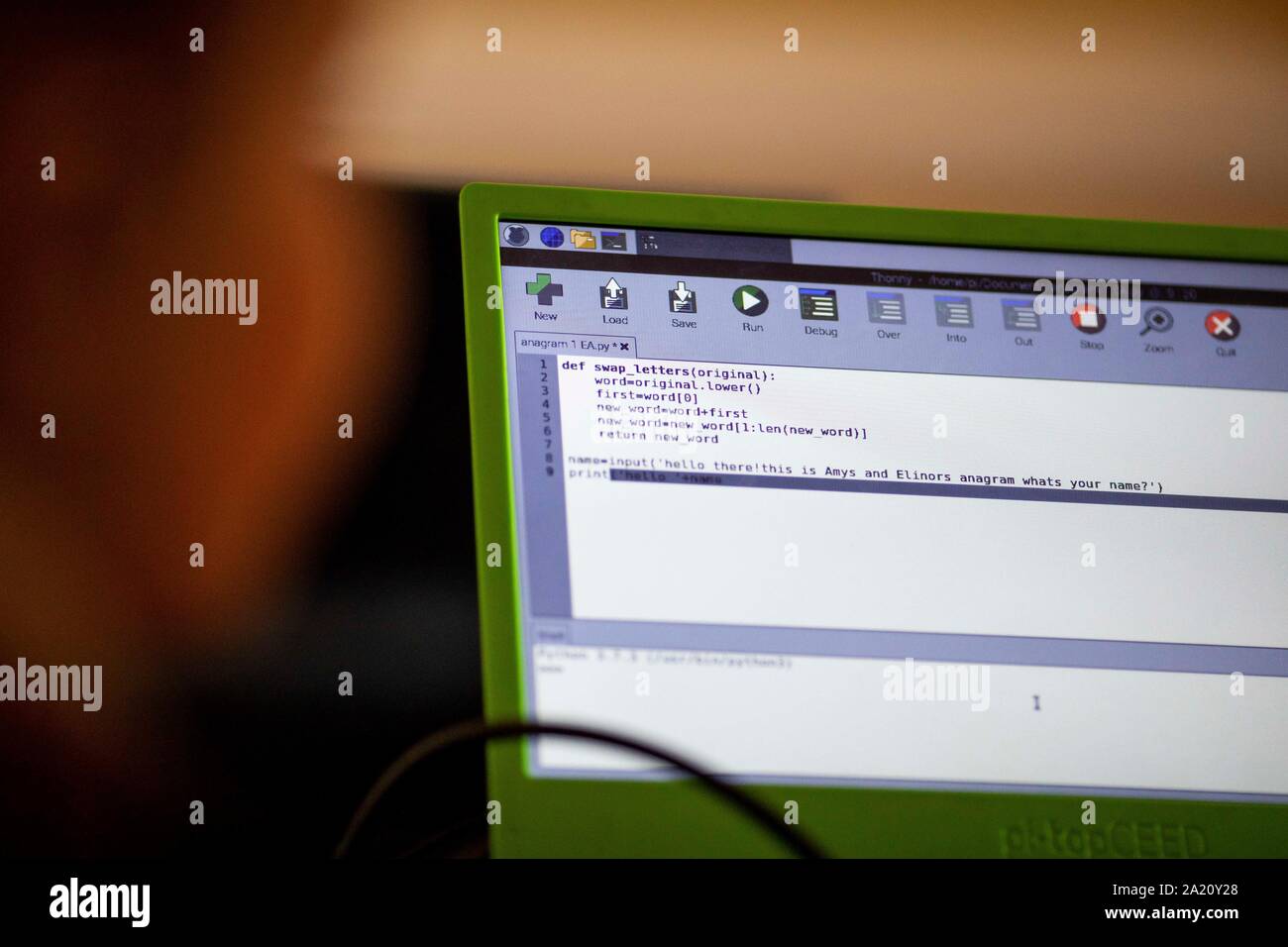 Code auf dem Bildschirm eines Raspberry Pi Computer während eines Workshops, September 2019. Stockfoto