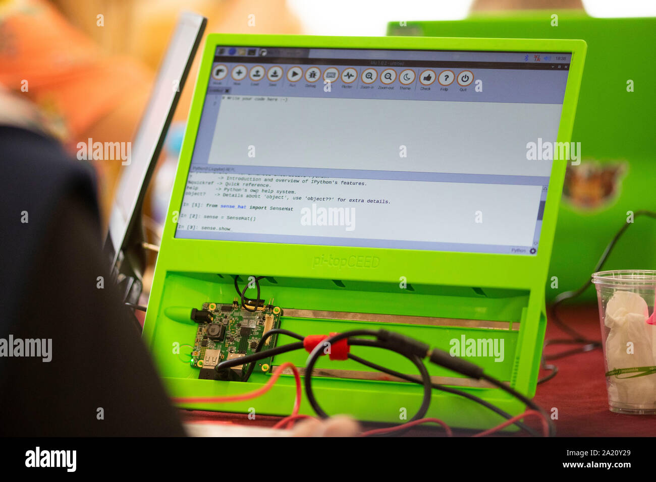 Code auf dem Bildschirm eines Raspberry Pi Computer während eines Workshops, September 2019. Stockfoto