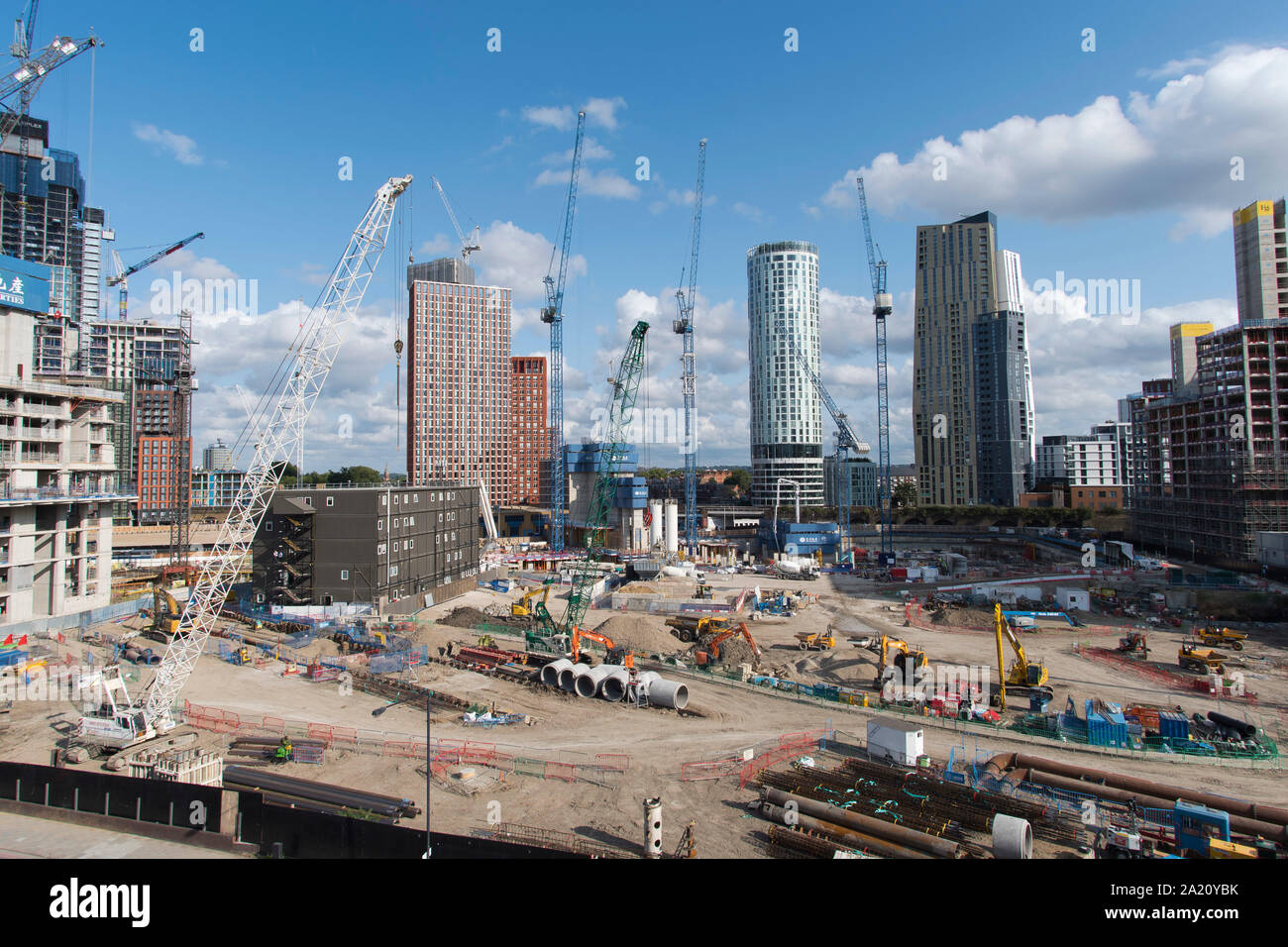 Momentan eine Baustelle von neun Elms Quadrat auf neun Elms Lane in London. 6. August 2019. Stockfoto