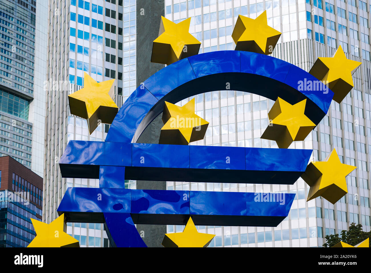 Euro Skulptur an der Eurotower in Frankfurt/Deutschland (ehemaliger Sitz der Europäischen Zentralbank). Stockfoto