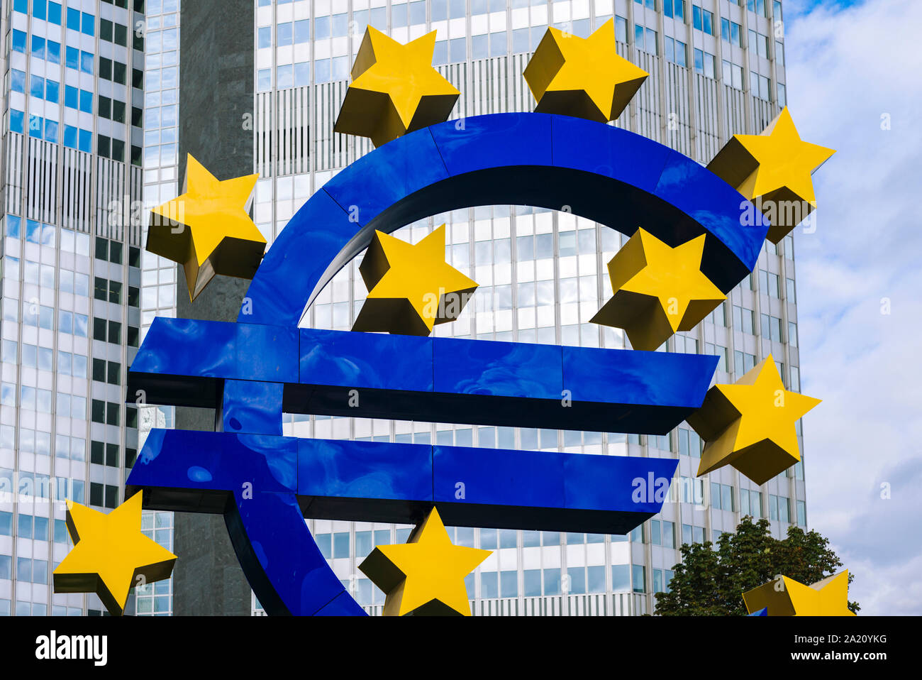 Euro Skulptur an der Eurotower in Frankfurt/Deutschland (ehemaliger Sitz der Europäischen Zentralbank). Stockfoto