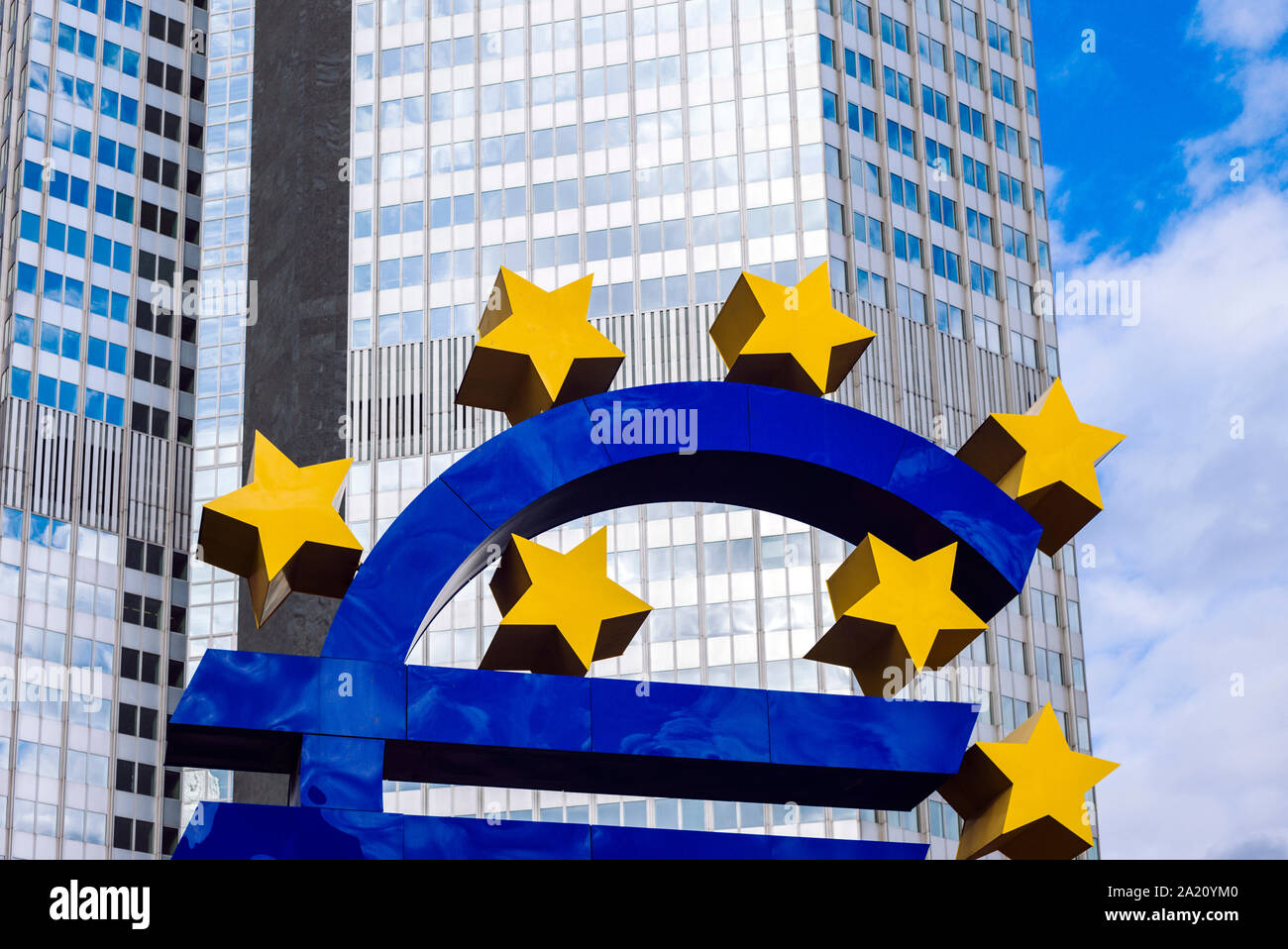 Euro Skulptur an der Eurotower in Frankfurt/Deutschland (ehemaliger Sitz der Europäischen Zentralbank). Stockfoto