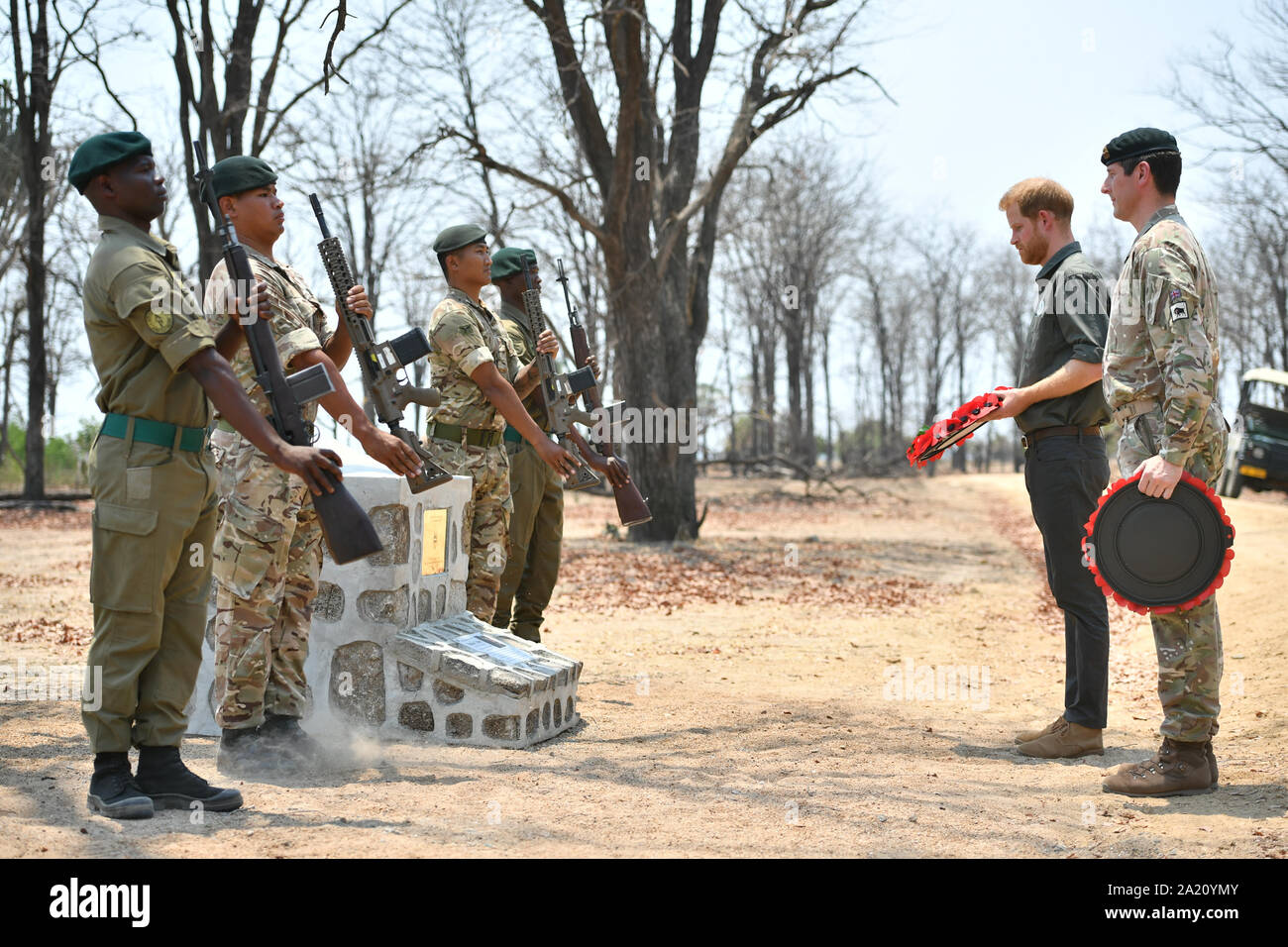 Der Herzog von Sussex Hommage an der Gedenkstätte für Scots Guards, Mathew Talbot der Coldstream Guards an der Liwonde Nationalpark in Malawi, an Tag 8 der Royal Tour durch Afrika. Stockfoto
