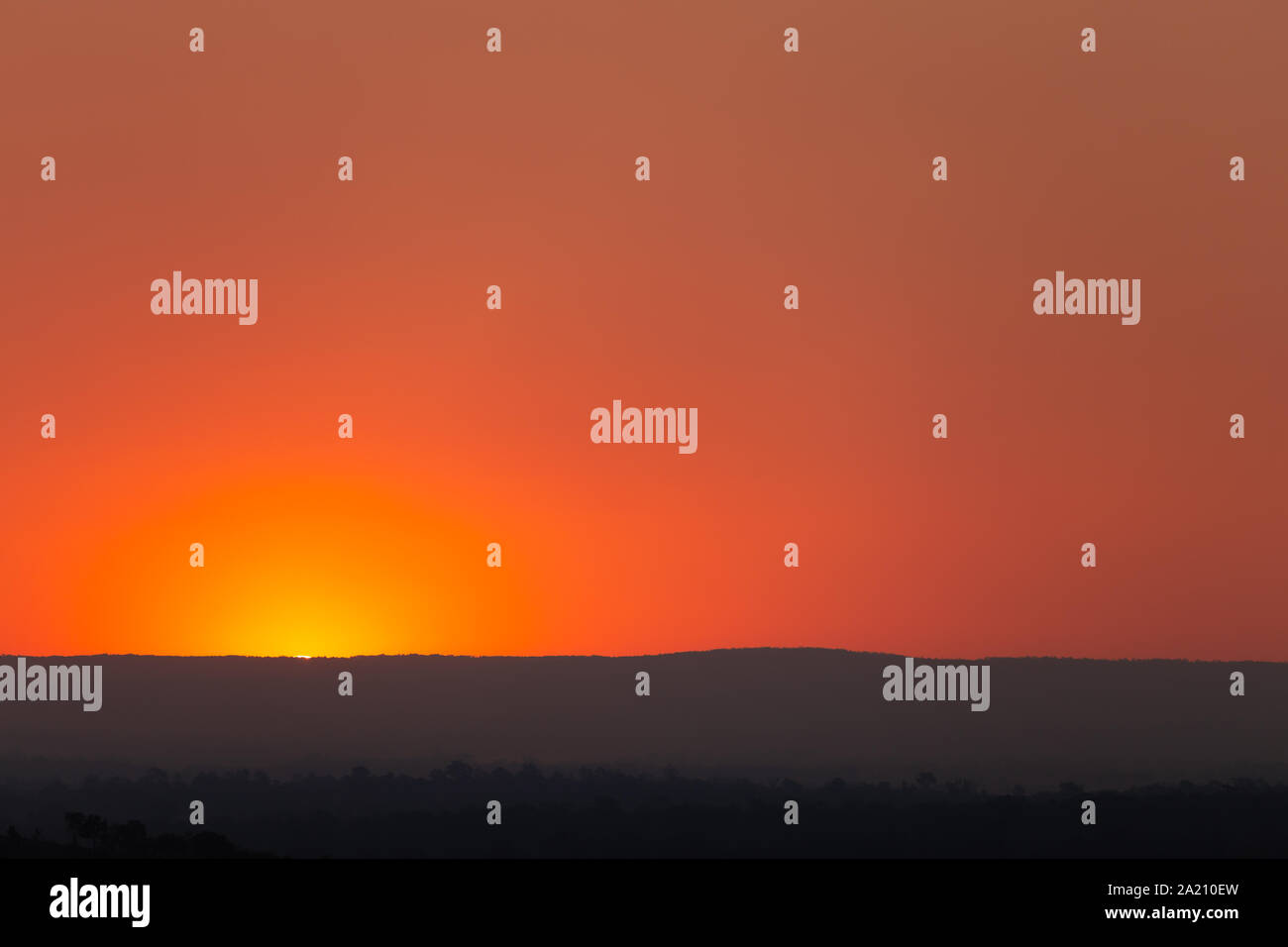 Smokey Sonnenuntergang über der Great Dividing Range, Rauch Partikel werden von Bränden blockieren das Licht zu einem tiefen Rot diesigen Himmel. Stockfoto