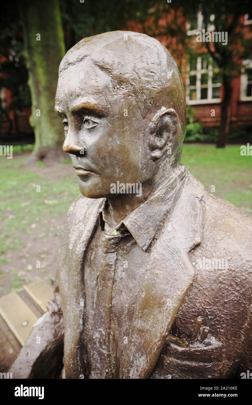 Manchester, UK-Statue von Alan Turing Informatiker, Mathematiker und Codeknacker in Caraquet Gärten von Bildhauer Glyn Hughes Stockfoto