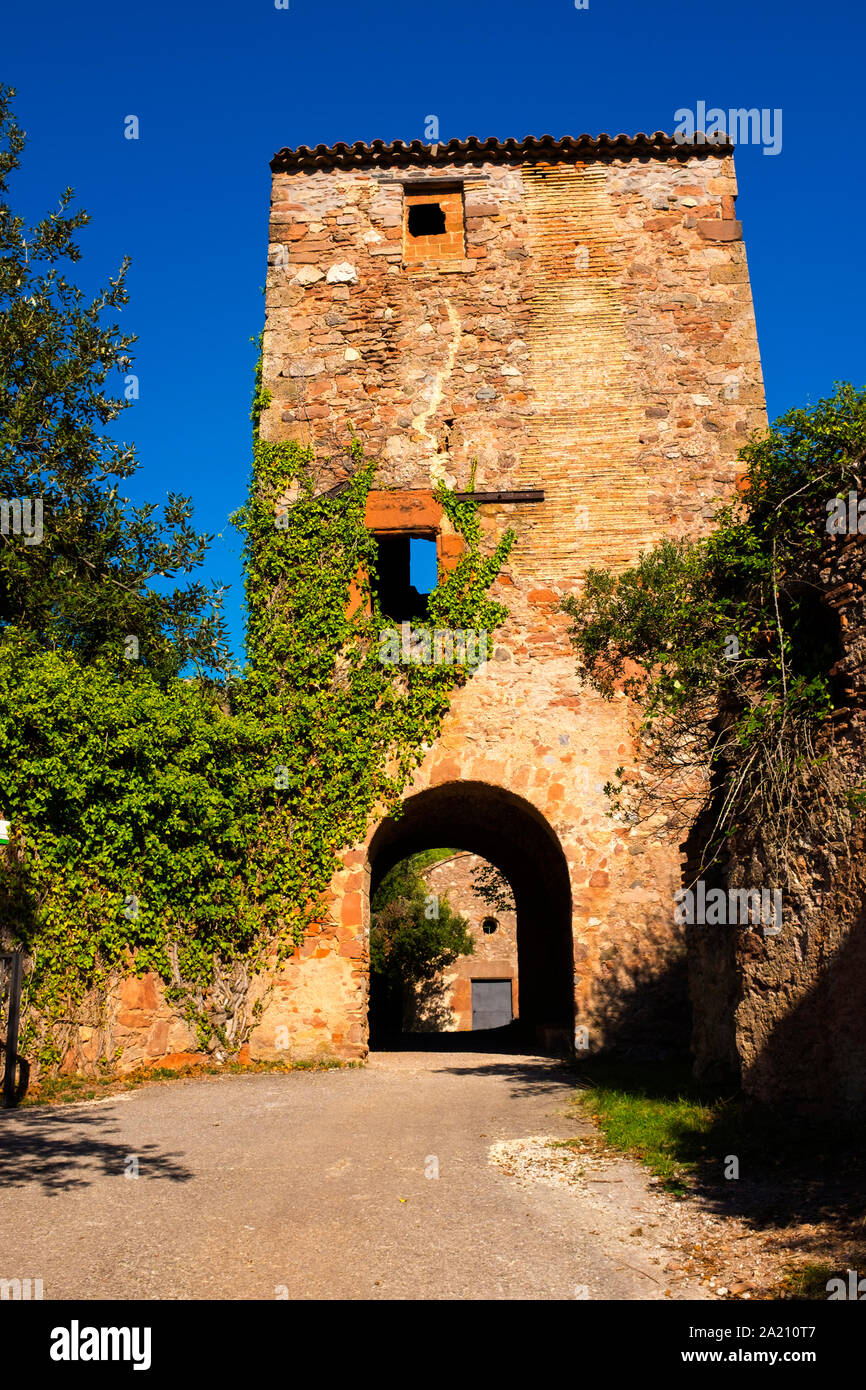 Mas de l'Obac Vell o Casa Vella de l'Obac - 12. Jahrhundert Schloss im Parc Natural de Sant Llorenç Del Munt i l'Obac Stockfoto