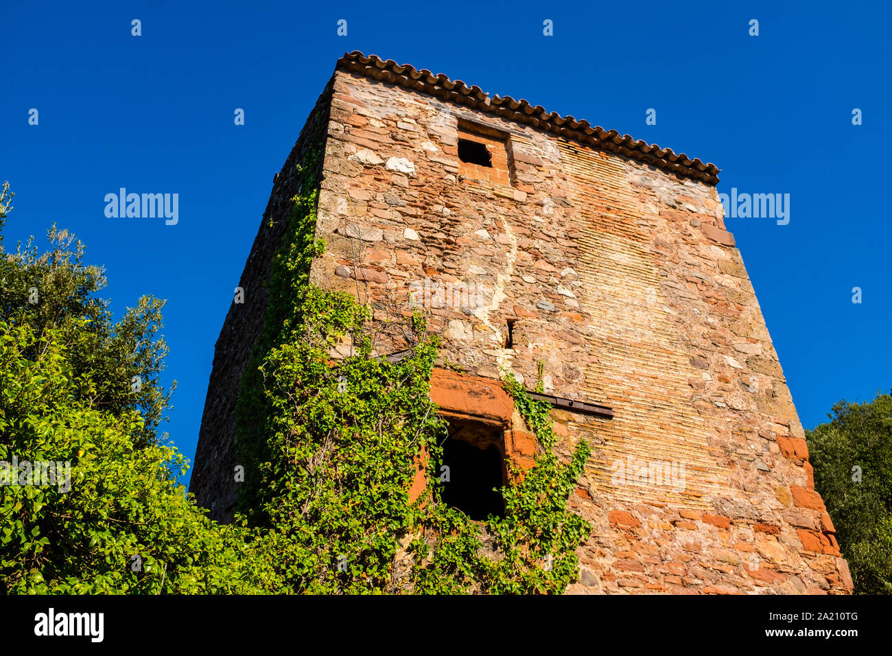 Mas de l'Obac Vell o Casa Vella de l'Obac - 12. Jahrhundert Schloss im Parc Natural de Sant Llorenç Del Munt i l'Obac Stockfoto