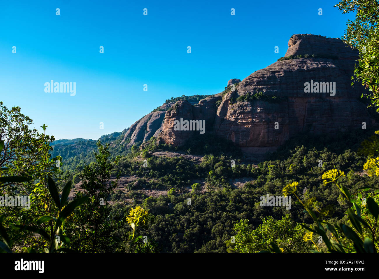 Serra de l'Obac von Turó de la Mamella, einem Bergrücken mit 806 m Parc Natural de Sant Llorenç Del Munt i l'Obac gesehen Stockfoto