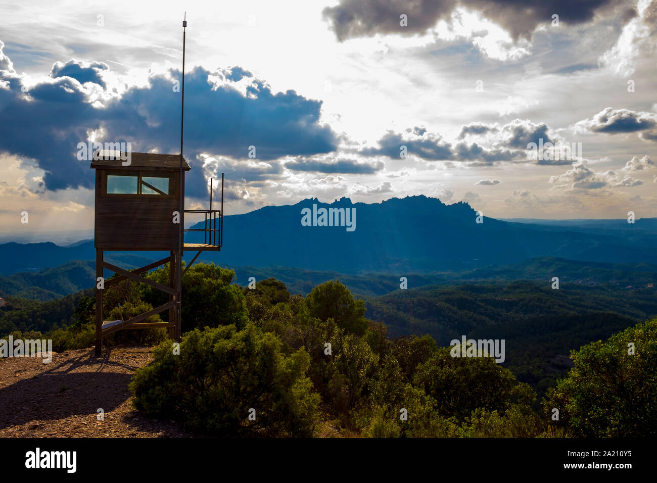 Blick auf Montserrat vom Feuer wachtturm an Turó de la Mamella, einem Bergrücken mit 806 m Parc Natural de Sant Llorenç Del Munt i l'Obac Stockfoto