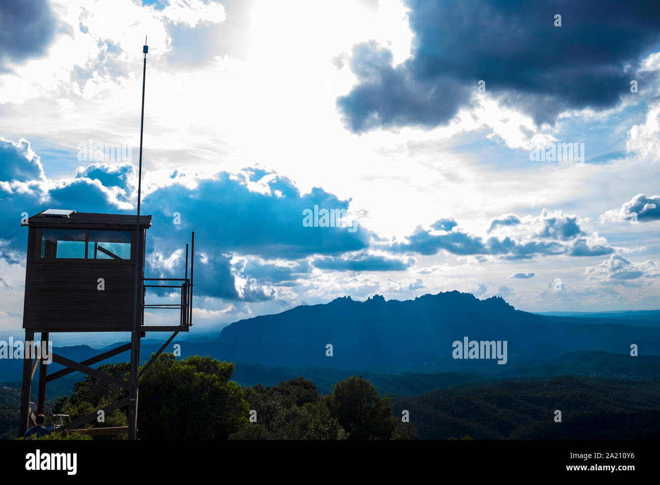 Blick auf Montserrat vom Feuer wachtturm an Turó de la Mamella, einem Bergrücken mit 806 m Parc Natural de Sant Llorenç Del Munt i l'Obac Stockfoto