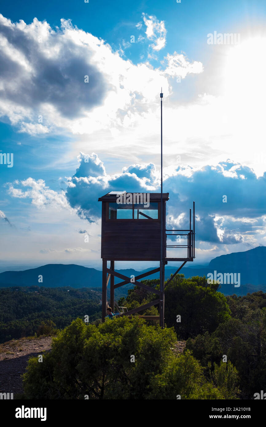 Blick auf Montserrat vom Feuer wachtturm an Turó de la Mamella, einem Bergrücken mit 806 m Parc Natural de Sant Llorenç Del Munt i l'Obac Stockfoto