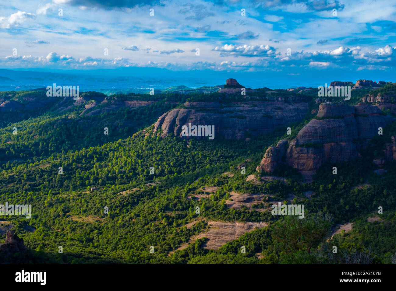 Serra de l'Obac von Turó de la Mamella, einem Bergrücken mit 806 m Parc Natural de Sant Llorenç Del Munt i l'Obac gesehen Stockfoto
