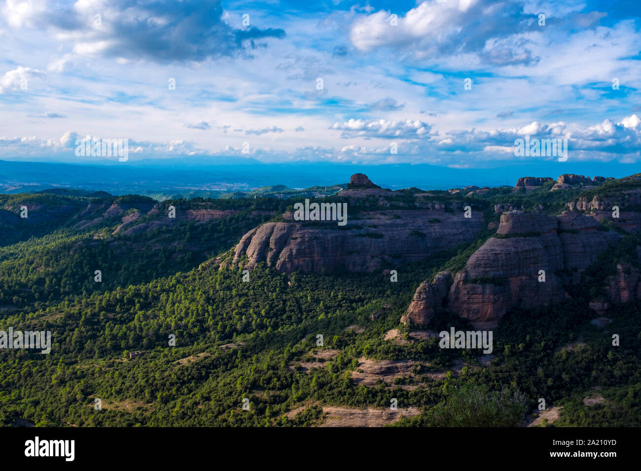 Serra de l'Obac von Turó de la Mamella, einem Bergrücken mit 806 m Parc Natural de Sant Llorenç Del Munt i l'Obac gesehen Stockfoto