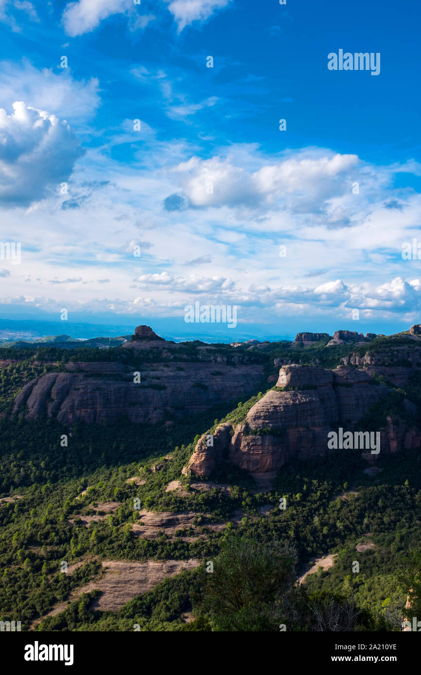 Serra de l'Obac von Turó de la Mamella, einem Bergrücken mit 806 m Parc Natural de Sant Llorenç Del Munt i l'Obac gesehen Stockfoto