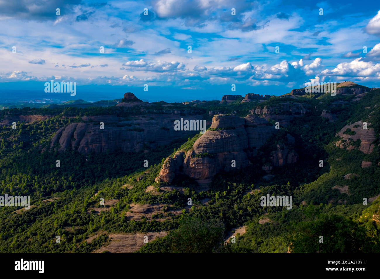 Serra de l'Obac von Turó de la Mamella, einem Bergrücken mit 806 m Parc Natural de Sant Llorenç Del Munt i l'Obac gesehen Stockfoto
