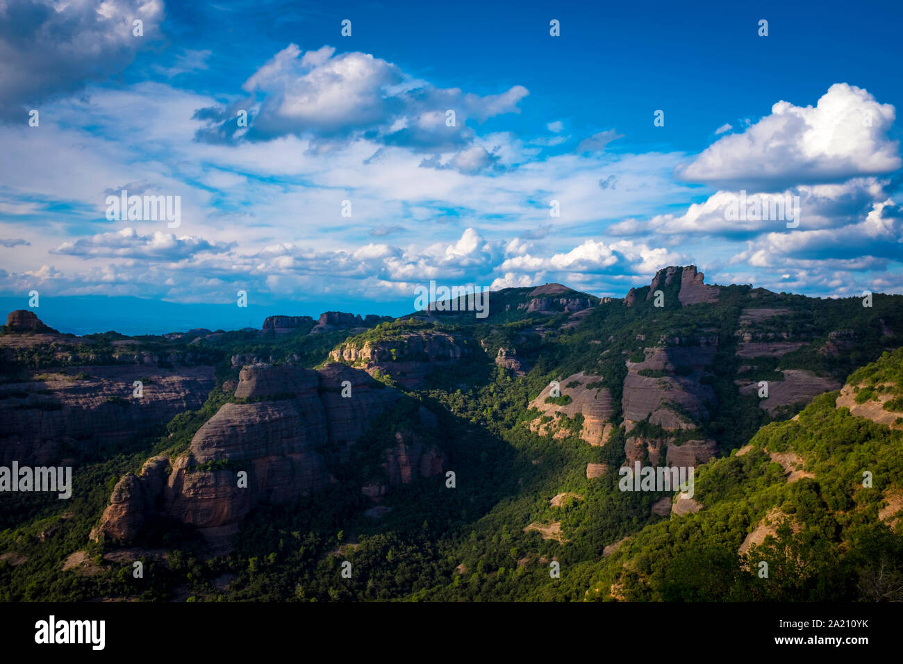Serra de l'Obac von Turó de la Mamella, einem Bergrücken mit 806 m Parc Natural de Sant Llorenç Del Munt i l'Obac gesehen Stockfoto