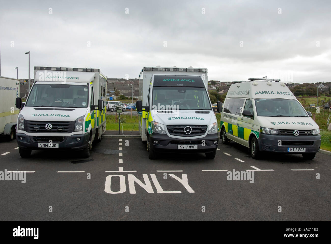 Drei schottische Krankenwagen Einsatzfahrzeuge Aufgereiht Die neue NHS Balfour Hospital Vorland Road Kirkwall Festland den Orkney Inseln Schottland Un Stockfoto