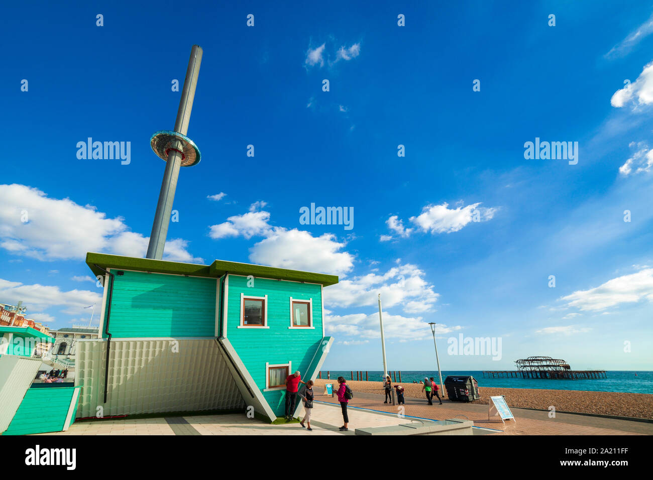 Nach oben Haus der Kunst installation Brighton Seafront. Stockfoto