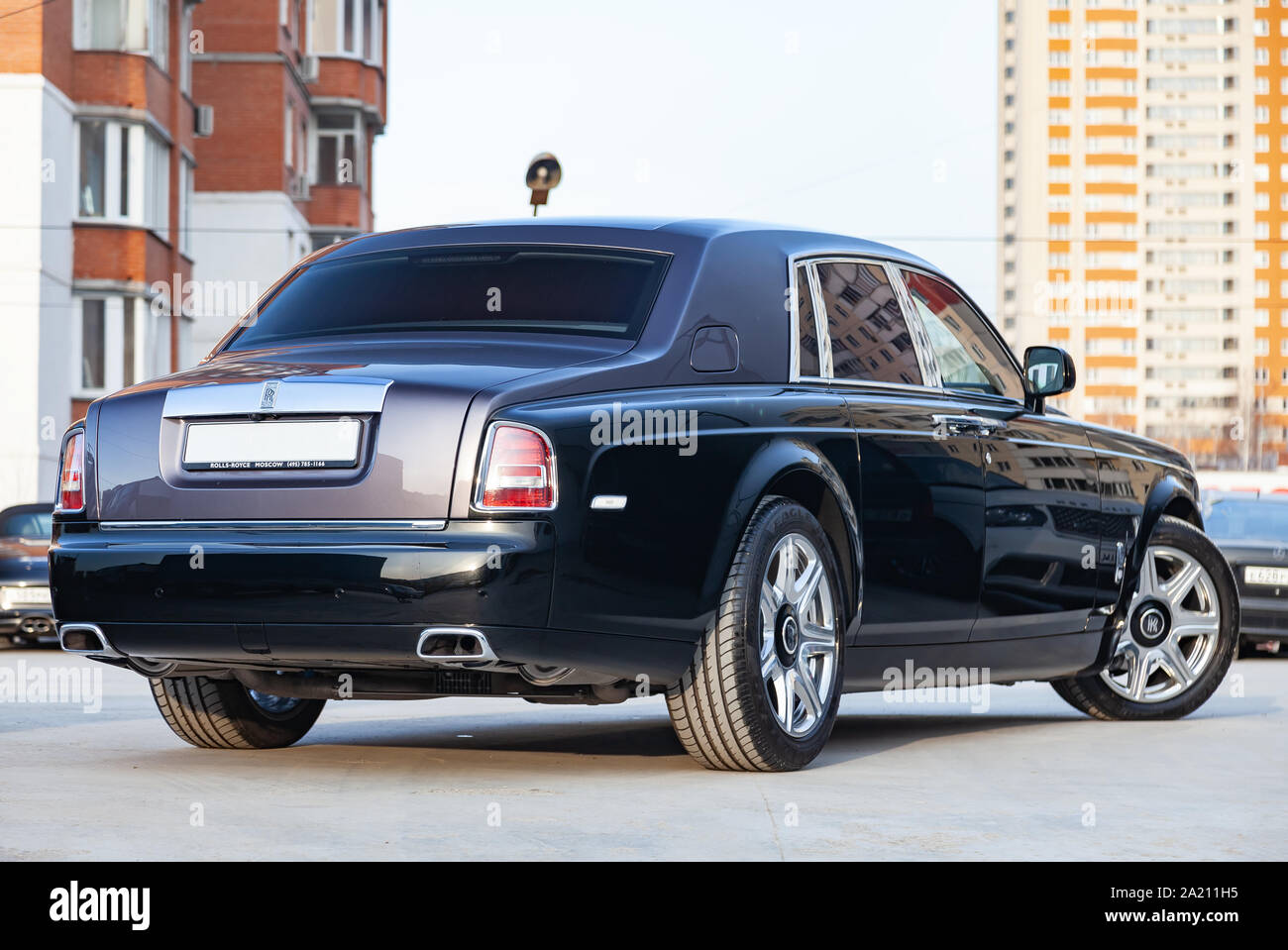 Nowosibirsk, Russland - 07.25.2019: Rückansicht des neuen eine sehr teure Luxus Rolls Royce Phantom Auto, eine lange schwarze Limousine, Modell im Freien, Vorbereitung Stockfoto