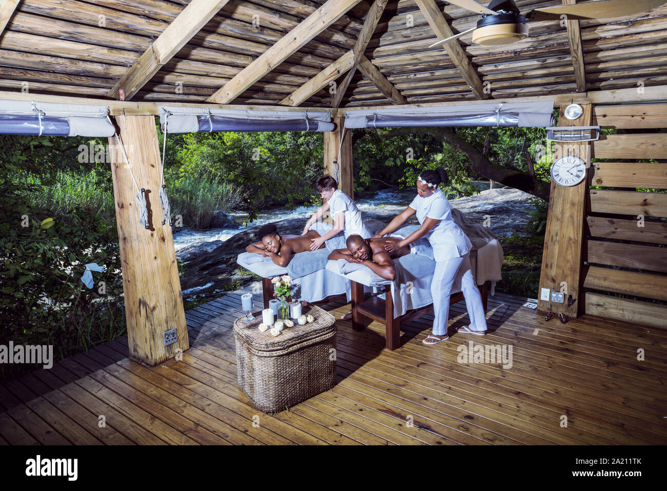 Zwei Leute, die Massagen im Summerfields Rose Retreat & Spa Stockfoto
