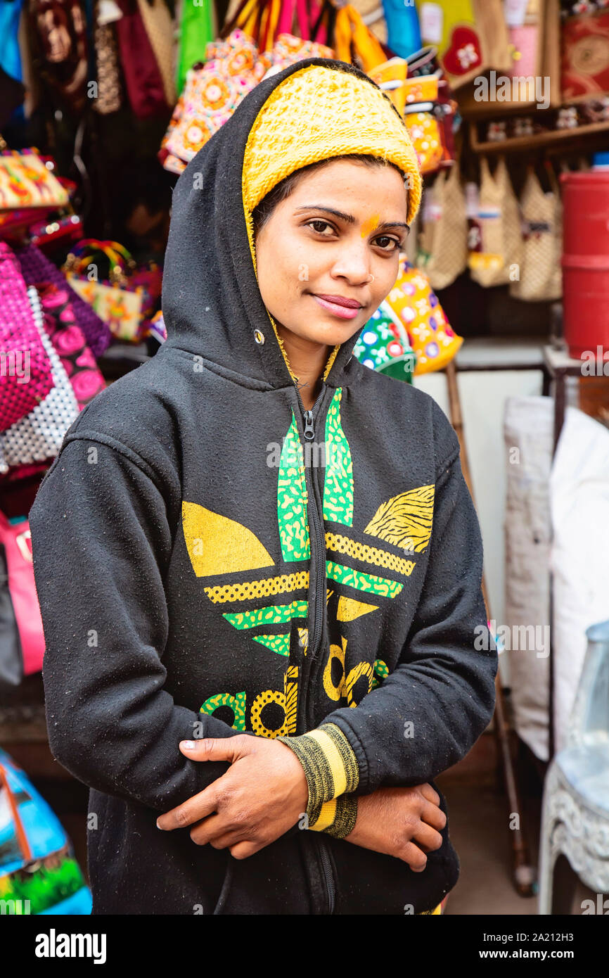 Pushkar, Rajasthan in Indien, 13. Februar 2019: junge indische Mädchen in Adidas hoodie Besuch heiliger See in Pushkar Stockfoto