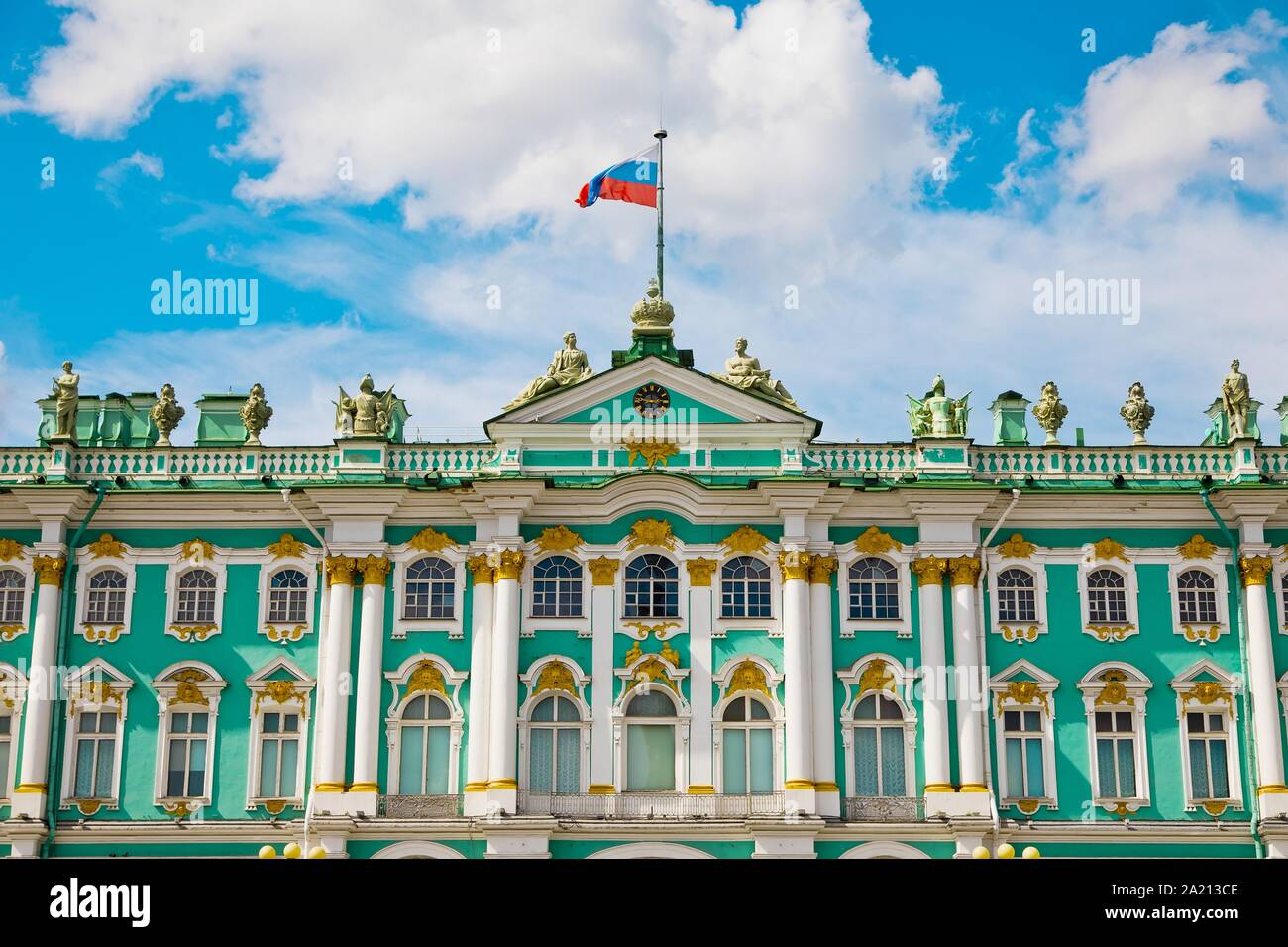 St. Petersburg, Russland - Juli 8, 2019: Eremitage Museum am Schlossplatz Stockfoto