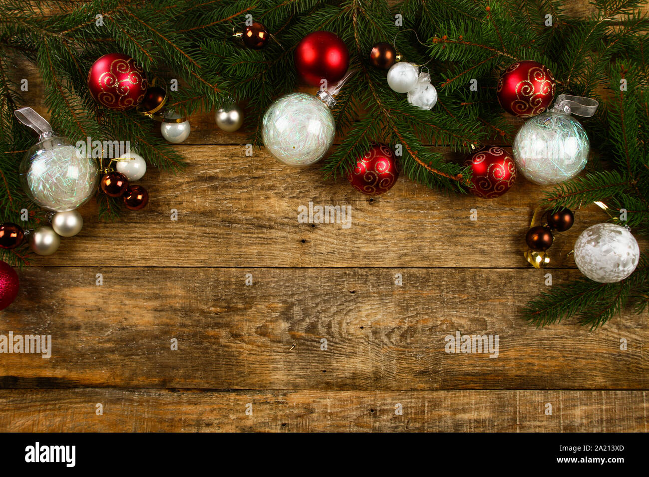 Weihnachten Hintergrund mit Holz- Hintergrund, Pin, Weihnachtskugeln, flache Bauform Stockfoto