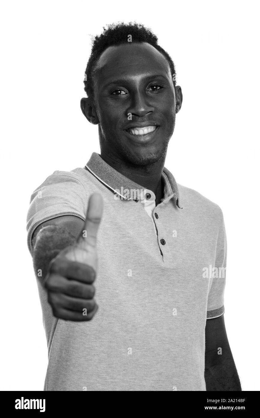 Junge glücklich afrikanischer Mann lächelnd und Daumen hoch Stockfoto