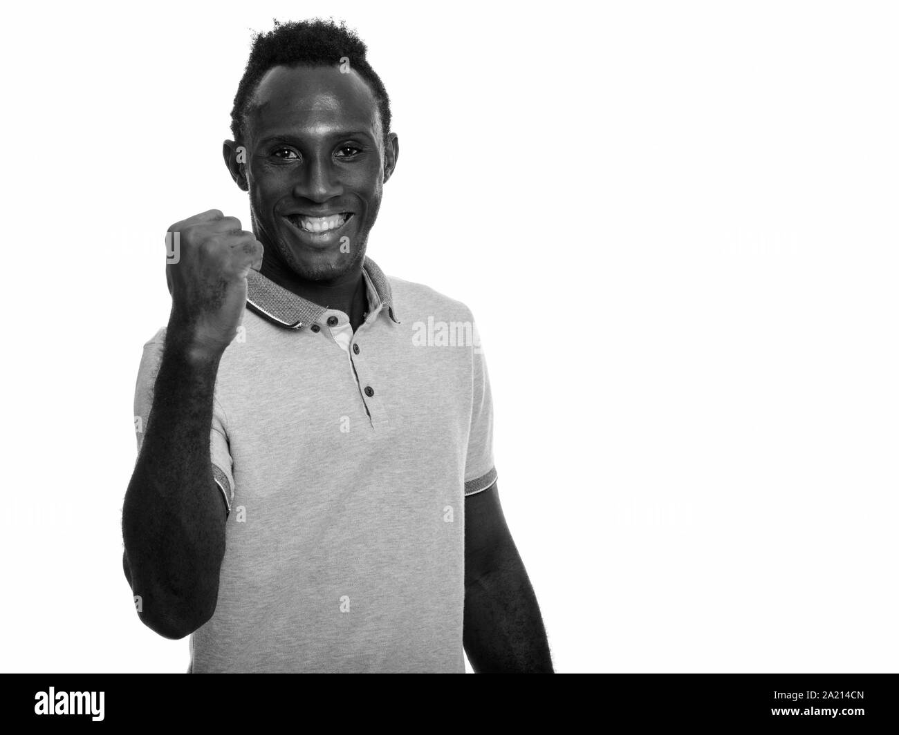 Junge glücklich afrikanischer Mann lächelnd und suchen motivierte Stockfoto