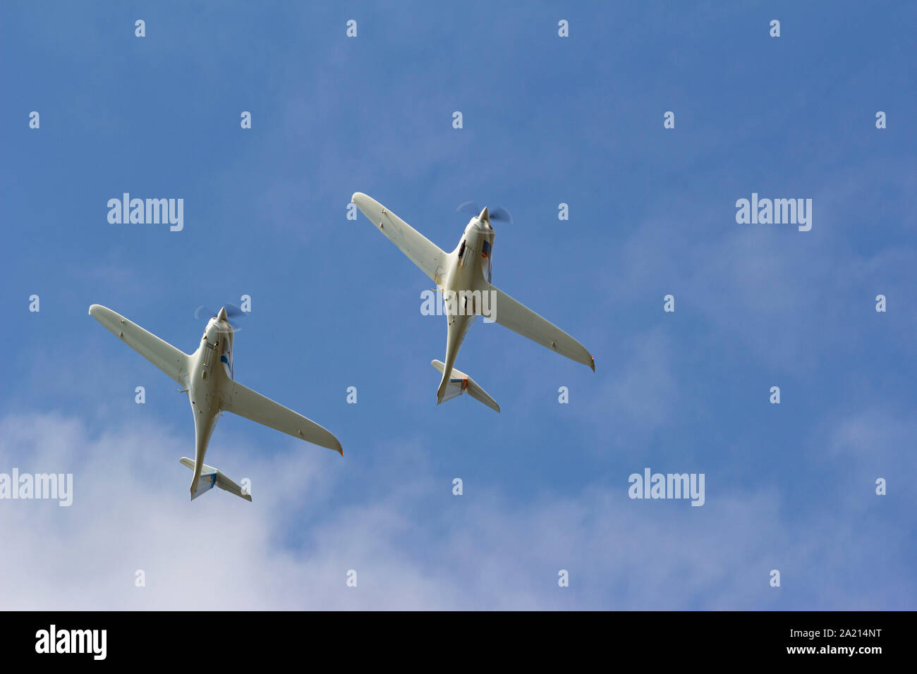Zwei Flugzeuge eine Schleife Stockfoto
