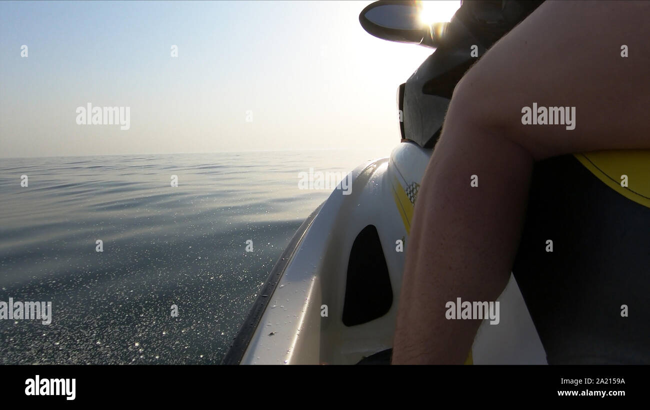 Nahaufnahme einer Person, die Jet-Ski im Meer fährt. Stockfoto