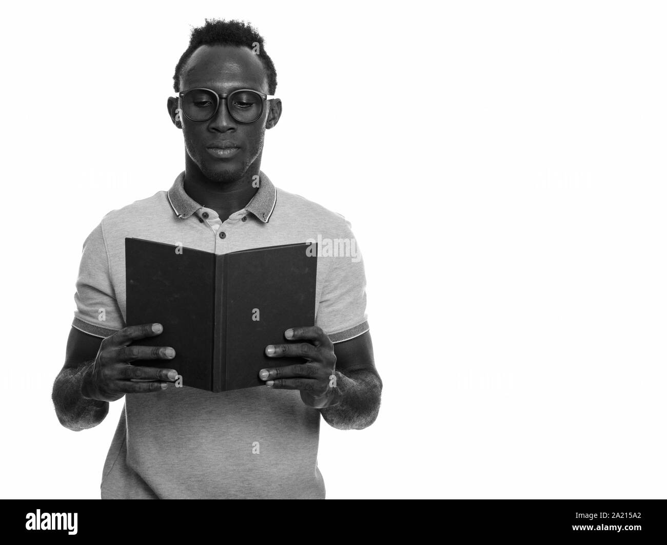 Studio shot junger afrikanischer Mann in Schwarz und Weiß Stockfoto