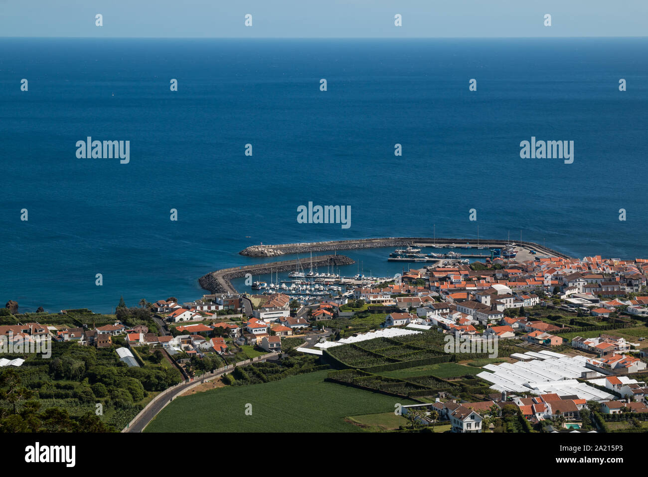 Luftaufnahme der Stadt, im Atlantik und einem Hafen. Blue Sky. Vila Franca do Campo, Sao Miguel, Azoren, Portugal. Stockfoto
