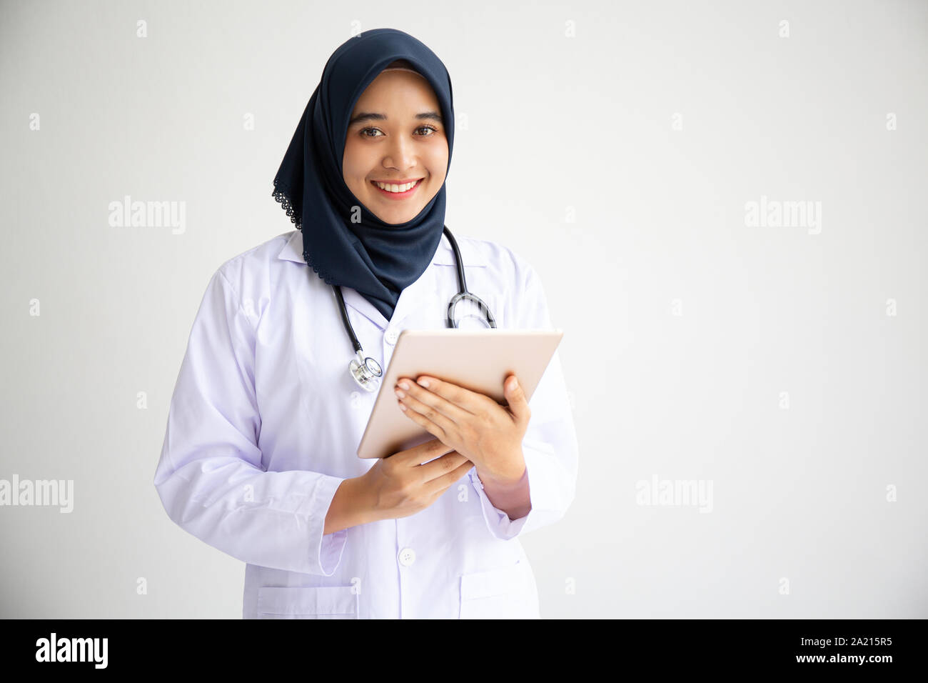 Junge arabische muslimische Aerztin Frauen lächeln auf weißem Hintergrund Konzept für den Islam Menschen in medizinischen Klinik health care Arbeiten isolieren, modernen Krankenschwester Stockfoto