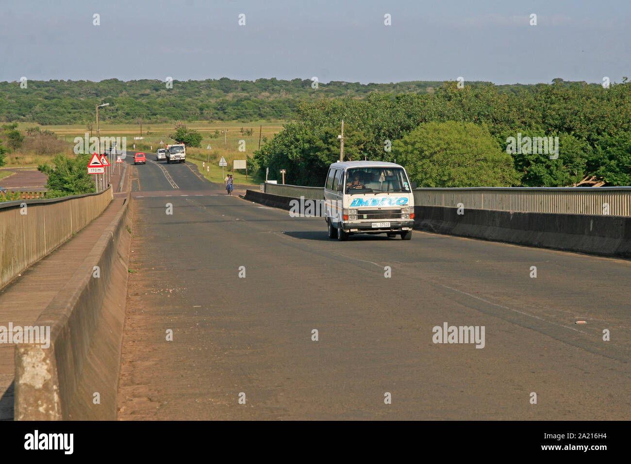 Der R618 Brücke über den Auslass des Lake St. Lucia Estuary in St Lucia, Distrikt Umkhanyakude, KwaZulu Natal, Südafrika. Stockfoto