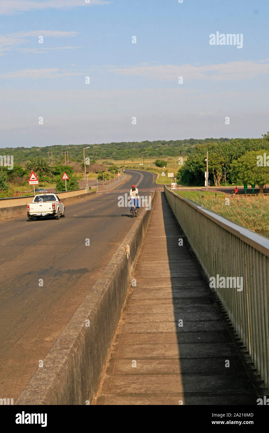 Fußgängerweg der R 618 Brücke über den Auslass des Lake St. Lucia Estuary in St Lucia, Distrikt Umkhanyakude, KwaZulu Natal, Südafrika. Stockfoto