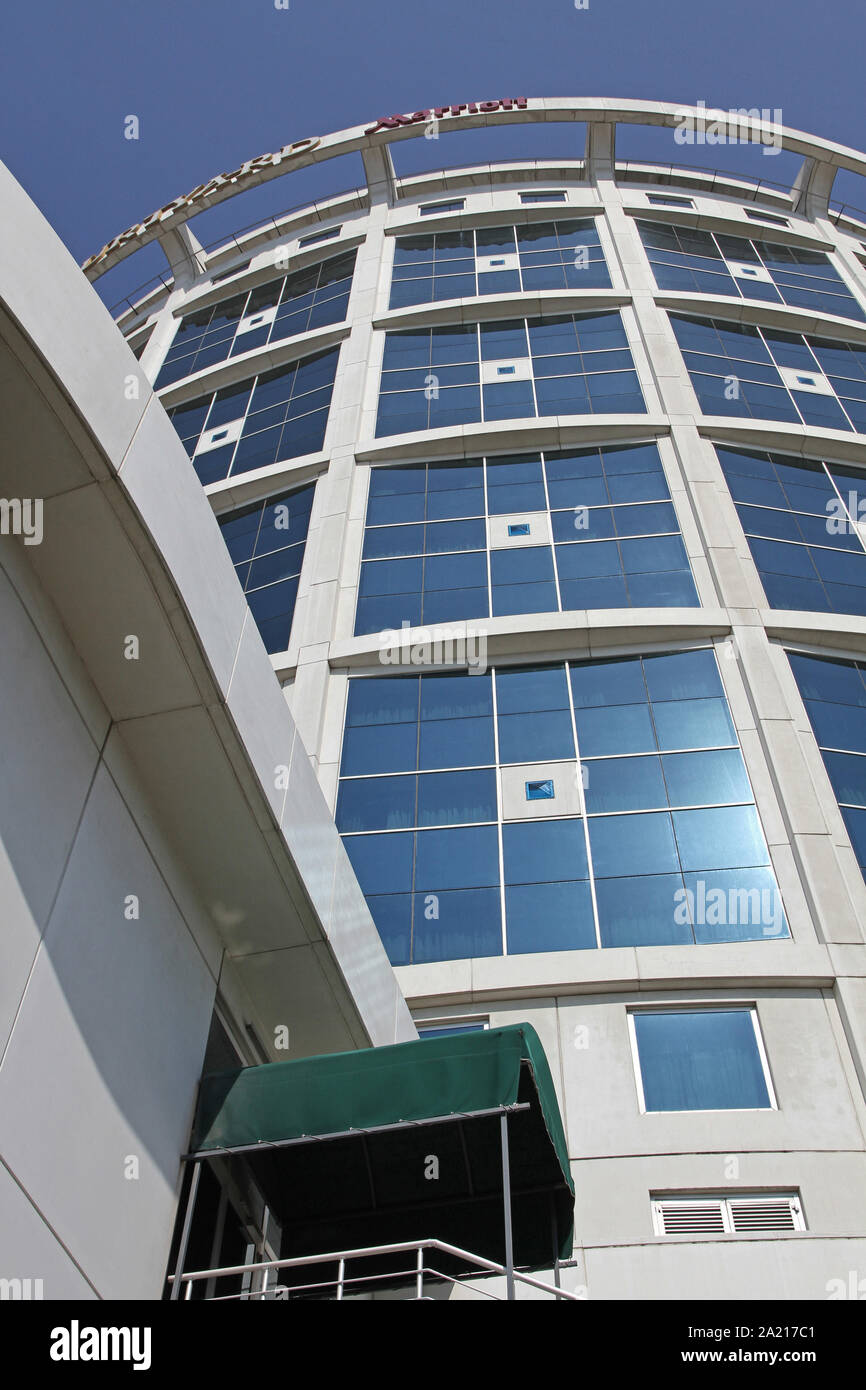 Anzeigen von Marriott Hotels (Courtyard Istanbul International Airport Hotel) vom Boden aus gegen den blauen Himmel, Istanbul, Kucukcekmece Bezirk, der Republik Türkei. Stockfoto