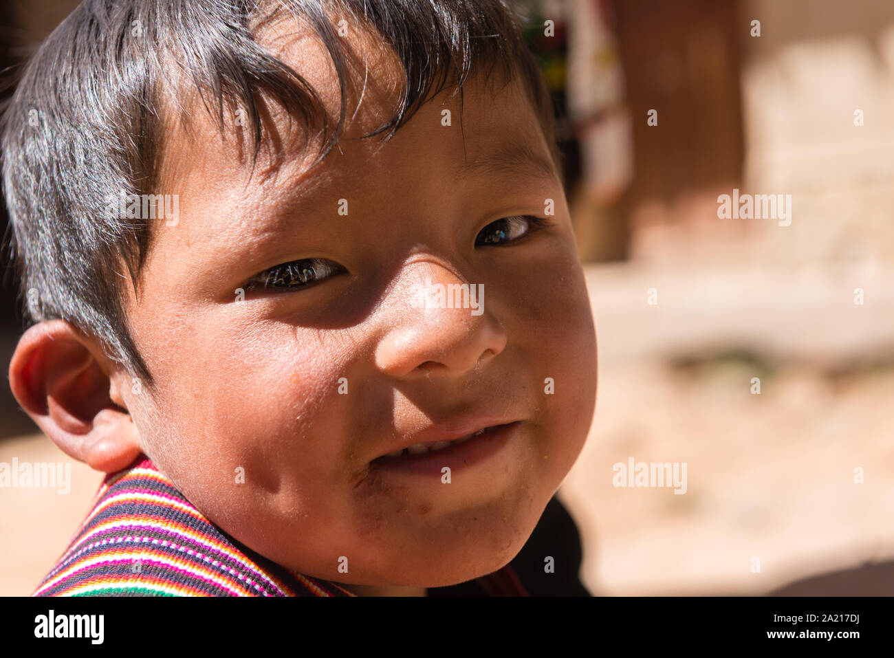 Jungen im Alter von 4 bis 6 mit einer touristischen Veranstaltung in der indigenen Dorf Puka Puka in der Nähe von Tarabuco, Quechuan Menschen, Sucre, Bolivien, Lateinamerika Stockfoto