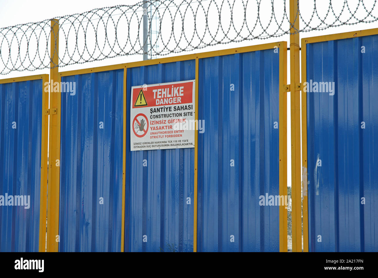 Baustelle temporäre Sicherheit Wände mit Eintrag Verbots- und Warnzeichen, Istanbul, Türkei. Stockfoto