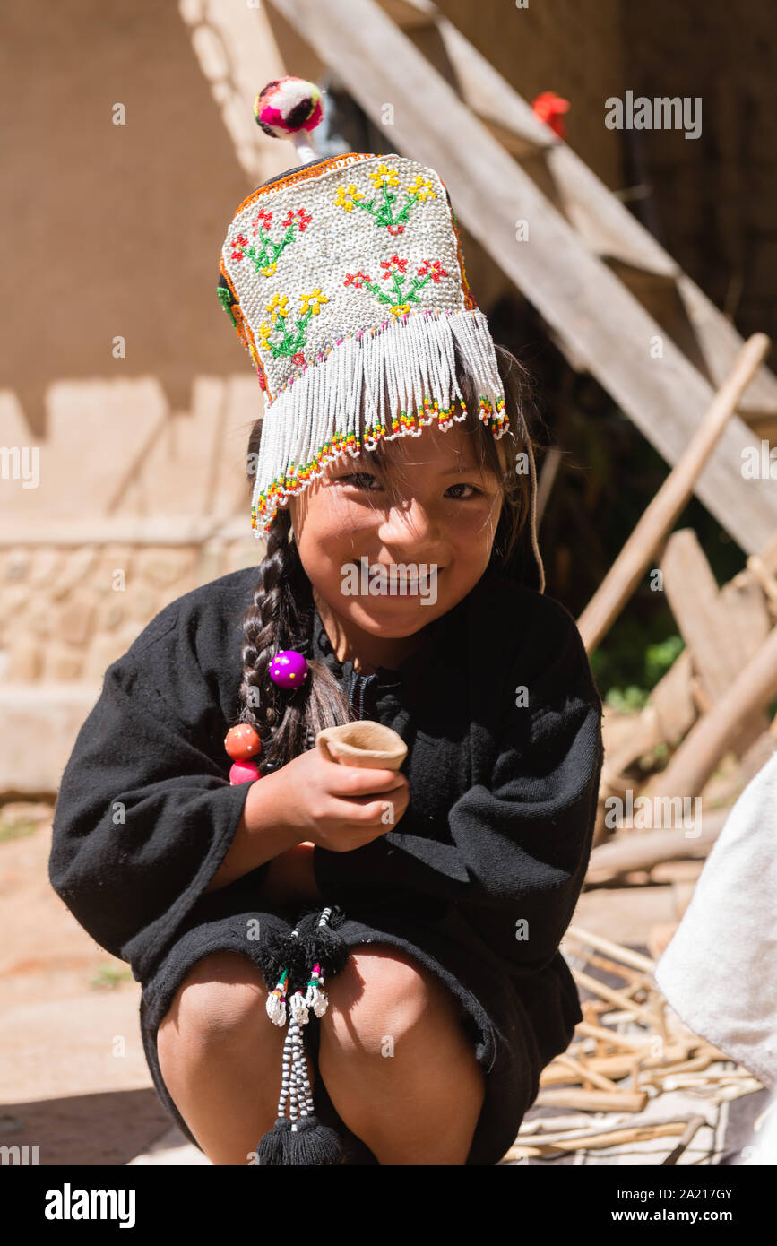 Junge Mädchen, im Alter von 4 bis 6 in ein touristisches Ereignis in der indigenen Dorf Puka Puka in der Nähe von Tarabuco, Quechuan Menschen, Sucre, Bolivien, Lateinamerika Stockfoto