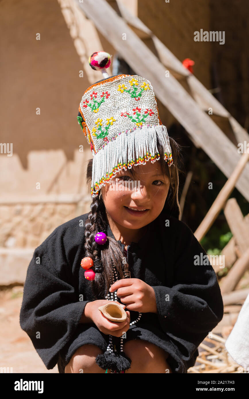 Junge Mädchen, im Alter von 4 bis 6 in ein touristisches Ereignis in der indigenen Dorf Puka Puka in der Nähe von Tarabuco, Quechuan Menschen, Sucre, Bolivien, Lateinamerika Stockfoto
