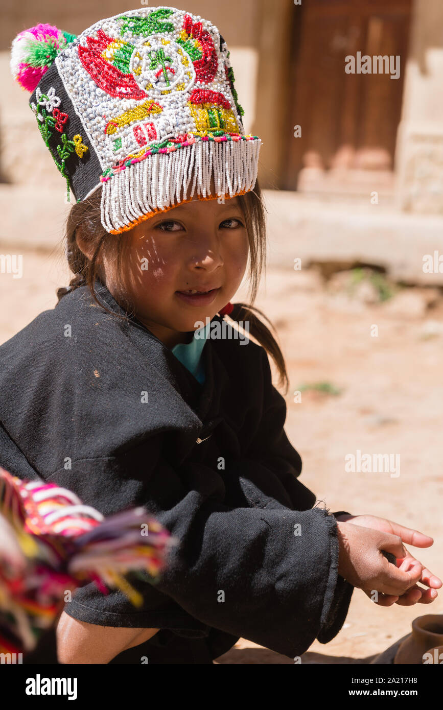 Junge Mädchen, im Alter von 4 bis 6 in ein touristisches Ereignis in der indigenen Dorf Puka Puka in der Nähe von Tarabuco, Quechuan Menschen, Sucre, Bolivien, Lateinamerika Stockfoto