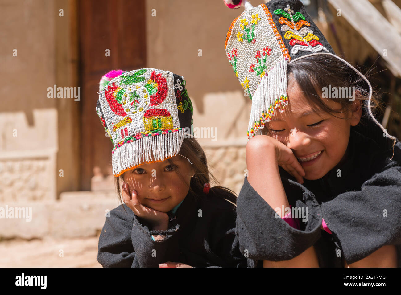 Zwei junge Mädchen, 4 bis 6 Jahren zu einem touristischen Event in der indigenen Dorf Puka Puka in der Nähe von Tarabuco, Quechuan Menschen, Sucre, Bolivien, Lateinamerika Stockfoto