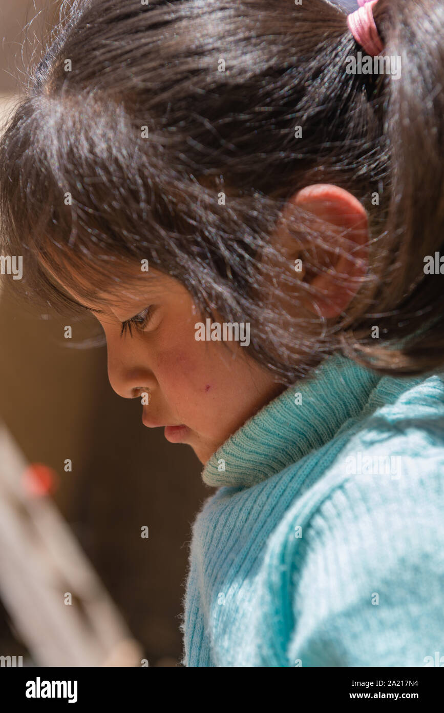 Junge Mädchen, im Alter von 4 bis 6 in ein touristisches Ereignis in der indigenen Dorf Puka Puka in der Nähe von Tarabuco, Quechuan Menschen, Sucre, Bolivien, Lateinamerika Stockfoto