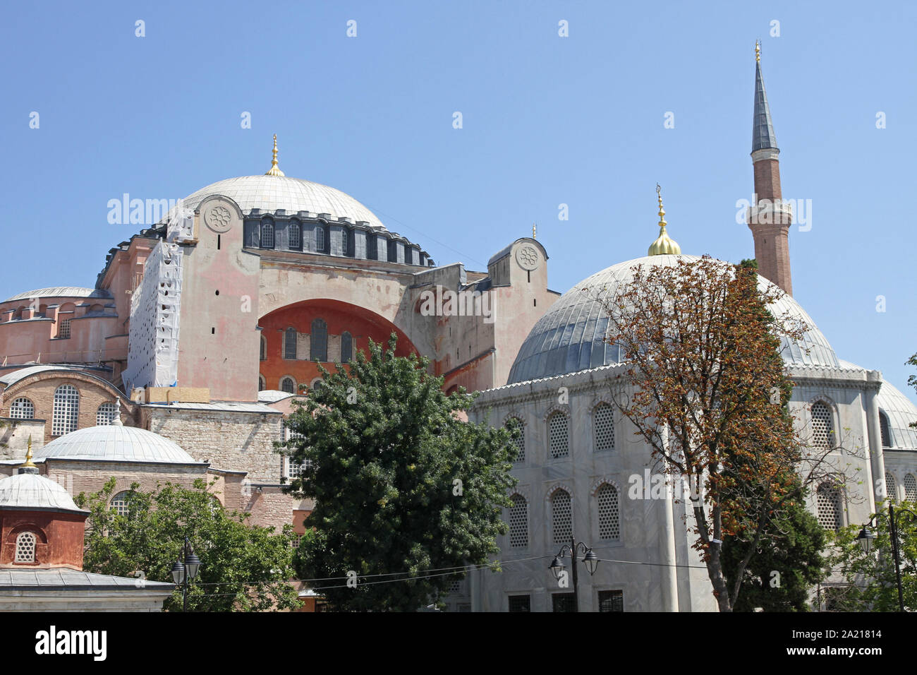 In der Nähe von Mittel- und vorderen Kuppeln der Ayasofya AKA Hagia Sophia Museum, Fatih, Istanbul, Türkei. Stockfoto