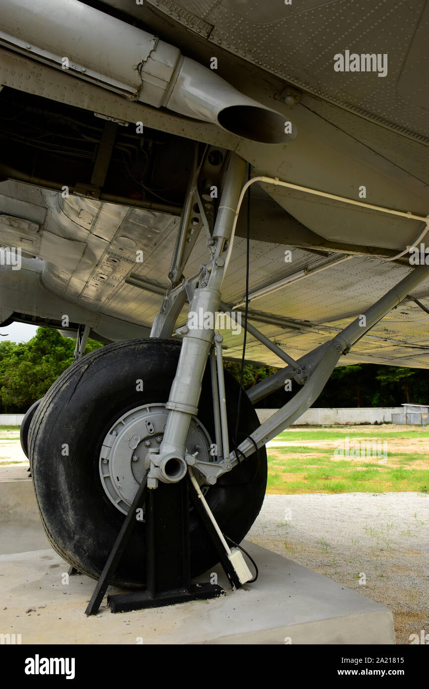 Ein USAF MacDonald Douglas DC3/C 47 Flugzeuge, geerdet und auf dem Display in einem Park im Südosten von Thailand Stockfoto