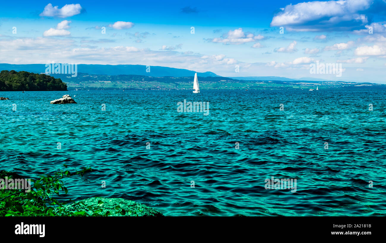 Landschaft Blick auf den Genfer See (Genfer See), Segeln, Boote, Berge und blauer Himmel mit weißen Wolken, Schärfenebene im Zentrum. Excenevex Stadt, Frankreich. Stockfoto