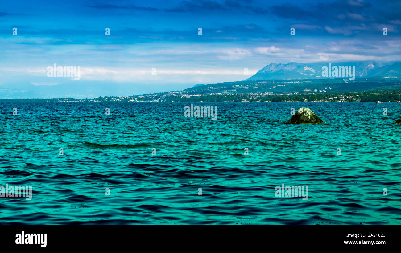 Landschaft Blick auf den Genfer See (Genfer See), die Berge und den blauen Himmel mit weißen Wolken, Schärfenebene im Zentrum. Excenevex Stadt, Frankreich. Stockfoto